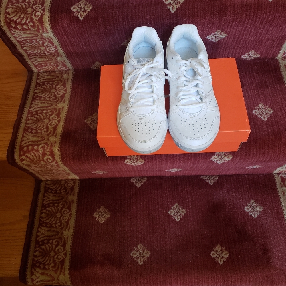 Nike Women's City Court VII